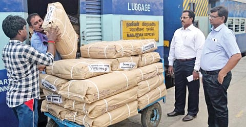 புயலால் சேதமடைந்த வீடுகளுக்கு வழங்க அகமதாபாத்தில் இருந்து ரயிலில் வந்த தார்பாலின் ஷீட்