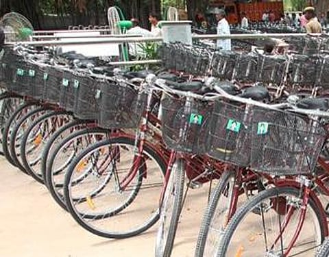 திண்டிவன மாவட்ட அரசுப்பள்ளி மாணவர்களுக்கு வழங்கிய இலவச சைக்கிளில் கர்நாடக அரசு முத்திரையால் அதிர்ச்சி