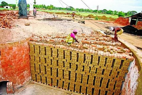 நாடு முழுவதும் செங்கல் மூலம் கட்டிடம் கட்டத் தடை: மத்திய அரசு திட்டம்