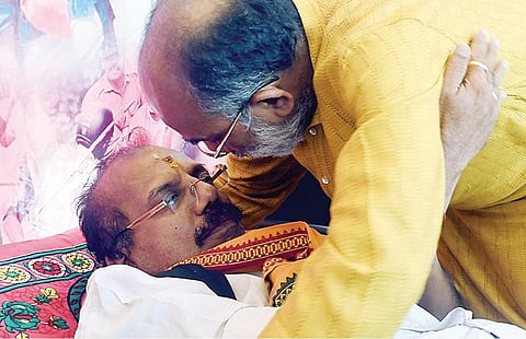 சபரிமலையில் தடையுத்தரவை வாபஸ் பெறக் கோரி
கேரளாவில் நடந்த பாஜக பேரணியில் போலீஸார் மீது கல்வீச்சு