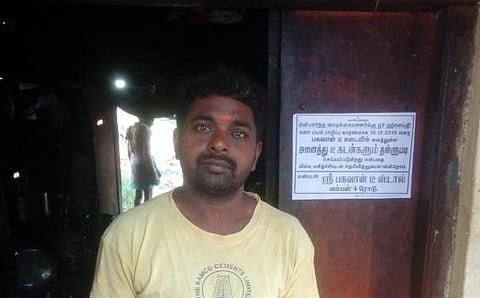 கஜா புயல்: விவசாய கடன்களை தள்ளுபடி செய்யாத அரசு; தனது வாடிக்கையாளர்களின் 8 ஆண்டுகள் கடனை தள்ளுபடி செய்த டீ கடைக்காரர்