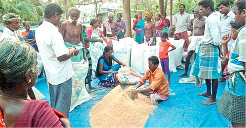 புயல் பாதித்த மாவட்டங்களில் தீவன பற்றாக்குறை: 30 கிராமங்களுக்கு 41 டன் தீவனம், புண்ணாக்கு வழங்கிய தன்னார்வ அமைப்பு