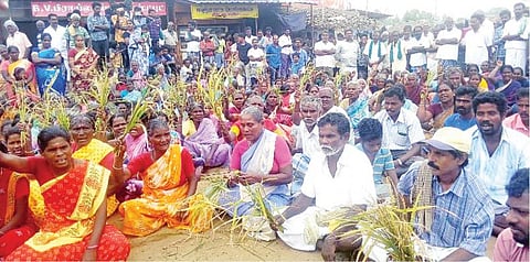 புயல் பாதிப்பு கணக்கெடுப்பில் விடுபட்டதாகக் கூறி
தஞ்சாவூர் அருகே 20 கிராம மக்கள் மறியல்