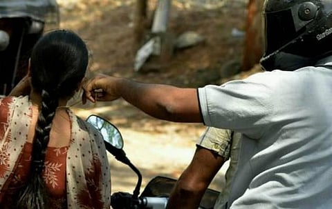 திருத்தணி கோயிலில் பேராசிரியையிடம் வைர நெக்லஸ் பறிப்பு