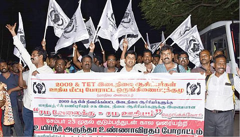அமைச்சருடனான பேச்சுவார்த்தை தோல்வி: இடைநிலை ஆசிரியர்கள் உண்ணாவிரதம் தொடங்கியது - 235 பெண்கள் உட்பட 600-க்கும் மேற்பட்டோர் கைது