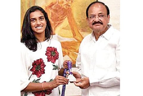 குடியரசு துணைத் தலைவரிடம் பி.வி. சிந்து வாழ்த்து