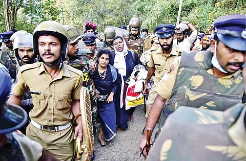 சபரிமலை செல்ல முயன்ற 2 பெண்கள் ஐயப்பனை தரிசிக்காமல் திரும்பினர்