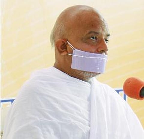 அகிம்சையை வலியுறுத்தி சமணத் துறவி நாடு முழுவதும் நெடிய நடைபயணம் 