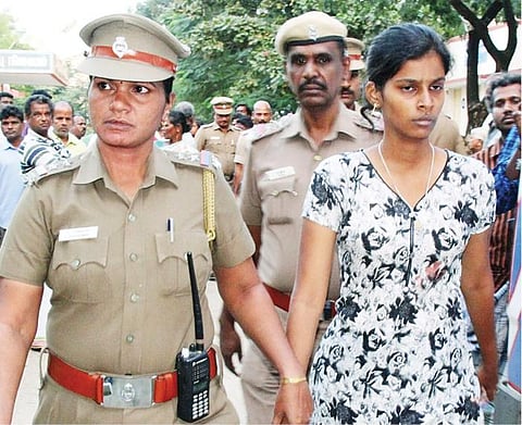காதலுக்கு எதிர்ப்பு தெரிவித்த தாய் கொலை: மகள் உட்பட 3 பேர் புழல் சிறையில் அடைப்பு - முகநூல் பழக்கத்தால் நடந்த விபரீதம்
