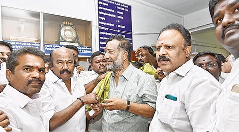 மதுரை ஆவின் தலைவராக ஓபிஎஸ் தம்பி பொறுப்பேற்பு: அதிமுக, பாஜகவினர் வாழ்த்து 