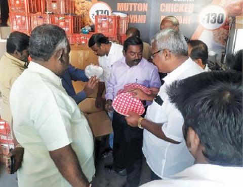 பிளாஸ்டிக் விற்பனையை தடுக்க மாநகராட்சி அதிகாரிகள் தீவிர சோதனை: 486 கிலோ பிளாஸ்டிக் பொருட்கள் பறிமுதல்