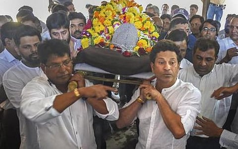 இறுதிச்சடங்கில் ஆசான் அச்ரேக்கரின் உடலை சுமந்து சென்ற சச்சின்