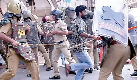 சபரிமலையில் பெண்கள் தரிசனம் செய்ததை கண்டித்து கேரளாவில் முழுஅடைப்பு: வன்முறையில் ஒருவர் பலி- 500-க்கும் மேற்பட்டோர் கைது