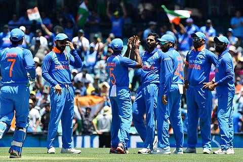 2 விக்கெட்டுகளை இழந்து ஆஸி. திணறல்: புவனேஷ்குமார் புதிய மைல்கல்