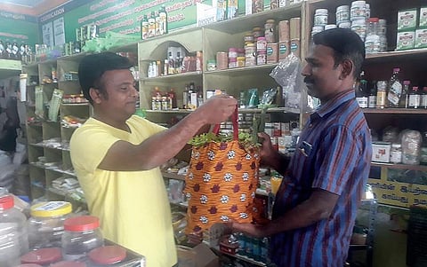 சூழல் காப்போம்: பையாக மாறும் பழைய துணி