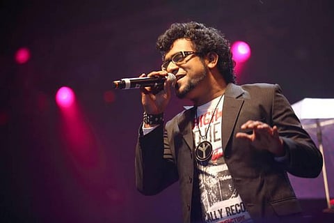 ஹாரிஸ் ஜெயராஜ் இசை குறித்து ஏன் கிண்டல் செய்கிறீர்கள்? - பாடகர் ஹரிசரண்