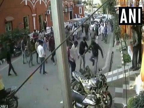 முன்னாள் ராணுவ வீரருக்கு அடி உதை: காங்கிரஸ் தொண்டர்களைக் கைது செய்யக்கோரி போராட்டம்