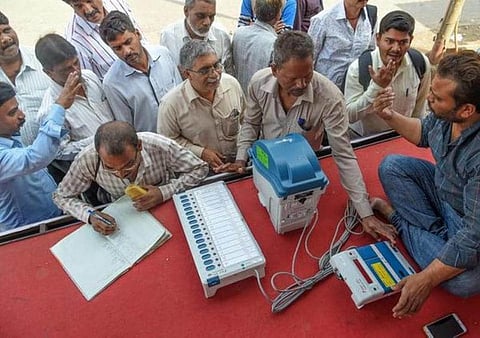 ‘இந்திய மின்னணு வாக்குப்பதிவு எந்திரத்தை ஹேக் செய்ய முடியும்’: ‘சைபர் நிபுணர்’ மீது எஃப்.ஐ.ஆர். பதிவு செய்ய டெல்லி போலீஸுக்கு தேர்தல் ஆணையம் அறிவுறுத்தல்