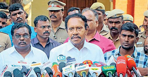 ஜெ. மரணம் தொடர்பாக விசாரிக்கும் ஆணையத்தில்
தம்பிதுரையிடம் 4 மணி நேரம் விசாரணை: துணை முதல்வர் ஓ.பன்னீர்செல்வம் 29-ல் ஆஜராக சம்மன்