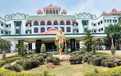 மதுரை வக்ஃபோர்டு கல்லூரியில் பேராசிரியர் நியமன முறைகேடு வழக்கில் 6 மாதங்களில் விசாரித்து முடிக்க பரிந்துரை