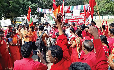 தனியார்மயத்தை கண்டித்து பாதுகாப்புத் துறை தொழிற்சாலை ஊழியர்களின் 3 நாள் வேலைநிறுத்தம் தொடங்கியது