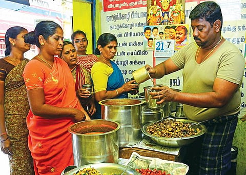 ஒரு தெருவே குழம்பு விக்குது!