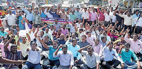 உயர் நீதிமன்றம் விதித்த கெடு இன்று முடிகிறது: அரசு ஊழியர், ஆசிரியர் வேலைநிறுத்தம் தொடரும் - ஜாக்டோ - ஜியோ ஒருங்கிணைப்பாளர்கள் அறிவிப்பு