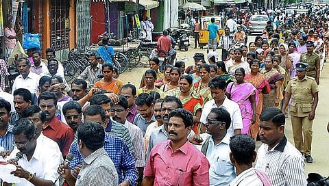 53 வகையான ஆவணங்களை தயார் செய்ய கல்வித் துறை நிர்பந்தம்: பாடங்கள் நடத்த முடியவில்லை என பள்ளி ஆசிரியர்கள் ஆதங்கம்