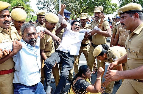தமிழகம் முழுவதும் சாலை மறியலில் ஈடுபட்ட ஆயிரக்கணக்கான ஆசிரியர், அரசு ஊழியர் கைது: 4-வது நாளாக போராட்டம்; முக்கிய நிர்வாகிகளை கைது செய்ய திட்டம்