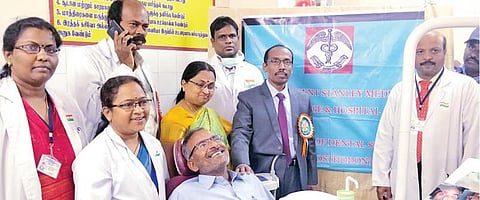 புற்றுநோயால் பாதிக்கப்பட்டு
கண்ணை இழந்த ஆசிரியருக்கு செயற்கை கண்