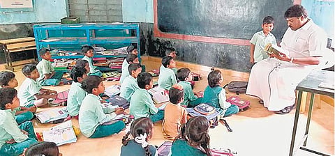 மாணவர்களுக்கு பாடம் நடத்திய எம்எல்ஏ