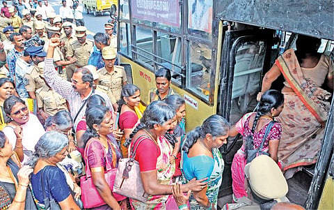 ஒரு வாரமாக தொடரும் ஜாக்டோ - ஜியோ போராட்டம்; ஆசிரியர்கள் பணிக்கு திரும்ப இன்று காலை 9 மணி வரை கெடு: தற்காலிக ஆசிரியர்களை இன்றுமுதல் நியமிக்க அரசு தீவிரம்
