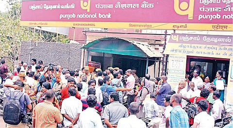 திருச்சி அருகே பஞ்சாப் நேஷனல் வங்கியில் லாக்கர்களை உடைத்து 470 பவுன் நகை, ரூ.19 லட்சம் கொள்ளை: பின்புற சுவரை துளையிட்டு மர்ம நபர்கள் துணிகரம்