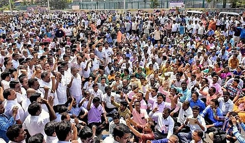 வேலை நிறுத்தத்தில் ஈடுபட்ட 225 தொடக்கப்பள்ளி ஆசிரியர்கள் தற்காலிக பணியிடை நீக்கம்: பள்ளிக் கல்வித்துறை உத்தரவு