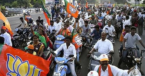 தேர்தலுக்குள் கர்நாடகாவில் ஆட்சியை கவிழ்க்க பாஜக திட்டம்: எம்எல்ஏக்களை ராஜினாமா செய்ய வைக்க வியூகம்
