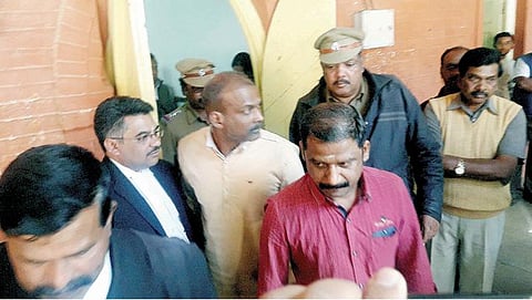 கோடநாடு எஸ்டேட் வழக்கு: ஷயான், மனோஜ் நீதிமன்றத்தில் ஆஜர் - பிப்.2-ல் நேரில் வந்து பதில் தாக்கல் செய்ய உத்தரவு