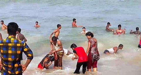 மெரினாவில் குளித்த பள்ளி மாணவர்களை இழுத்துச் சென்ற அலை: 3 பேரின் உடல்கள் கரை ஒதுங்கின