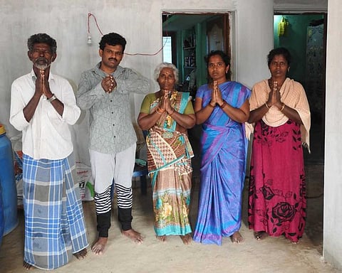 உறுப்பு மாற்று அறுவை சிகிச்சை: கூலித்தொழிலாளிக்கு இரண்டு கைகளை தந்த மருத்துவர்கள்- நம்பிக்கை ஊட்டிய மாவட்ட ஆட்சியர்