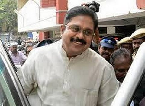 மத்திய அரசின் பட்ஜெட் காகிதப் பூ என்றால் தமிழக அரசின் பட்ஜெட் காதிலே பூ: தினகரன் விமர்சனம்