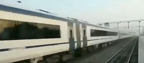 இது ரயில் அல்ல, பறவை, விமானம்- பியூஷ் கோயல் ட்வீட் வீடியோ: ஃபாஸ்ட் பார்வர்ட் செய்யப்பட்டது என குஷ்பு கடும் சாடல்