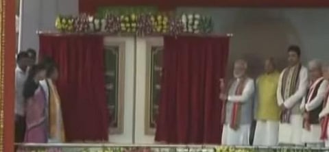 திரிபுரா: மோடி நிகழ்ச்சியில் பெண் அமைச்சரிடம் தகாத முறையில் நடந்து கொண்ட அமைச்சர்