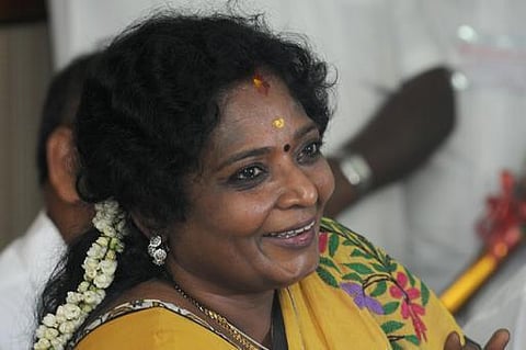 ஏழைகளின் சிரிப்பில் இறைவனைக் காணும் தமிழக முதல்வர்: தமிழிசை பாராட்டு