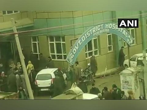 காஷ்மீரில் பள்ளிவளாகத்தில் குண்டுவெடிப்பு: 10 மாணவர்கள் படுகாயம்