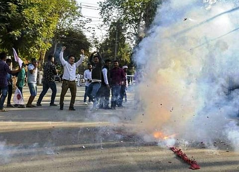 வடகிழக்கு மாநில மக்கள் மகிழ்ச்சி: குடியுரிமை சட்டத்திருத்த மசோதா தோல்வியால் பட்டாசு வெடித்துக் கொண்டாட்டம்