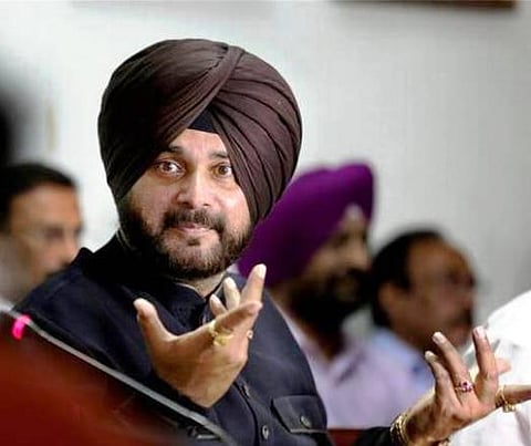 புல்வாமா தாக்குதலுக்கு ஒட்டுமொத்த பாகிஸ்தானையும் பழிக்கலாமா?- நவ்ஜோத் சிங் சித்து கேள்வி