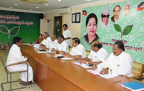 வேட்பாளர் தேர்வு உயர்மட்டக் குழுவிலிருப்பவருக்கும் மக்களவை தேர்தல் சீட் நேர்காணல்: அதிமுகவில் சுவாரஸ்யம்