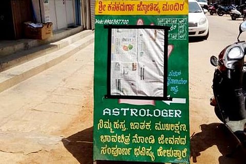 கை சின்னத்தால் கவலையடைந்துள்ள கர்நாடகா கைரேகை ஜோதிடர்கள்