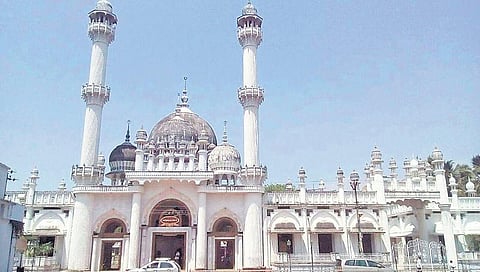 ஞானம் மூழ்கிக் குளிக்கும் நதி