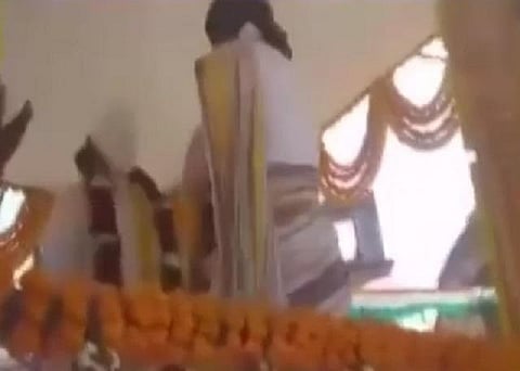 பிரியங்கா மாலை அணிவித்த லால் பகதூர் சாஸ்திரி சிலையை கங்கை நீர் கொண்டு கழுவிய பாஜகவினர்
