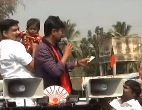 உதயநிதி ஸ்டாலின் வியர்வையை துடைத்தபடியே இருந்த வேட்பாளர் கவுதம் சிகாமணி